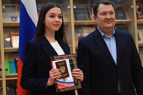 Максим Егоров вручил паспорта одарённым школьникам области