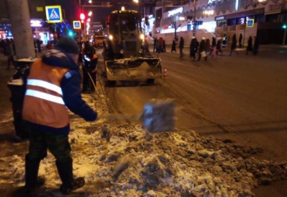 Почти 80 единиц техники приступили к расчистке улиц Тамбова от снега 