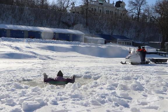 Тамбовские спасатели достали из реки "провалившегося" под лёд человека