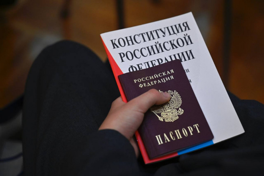 В День Конституции РФ одарённым школьникам региона вручили паспорта