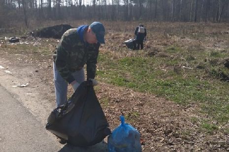 Cотрудники администрации Рассказовского района вышли на уборку участка дороги "Тамбов-Пенза"