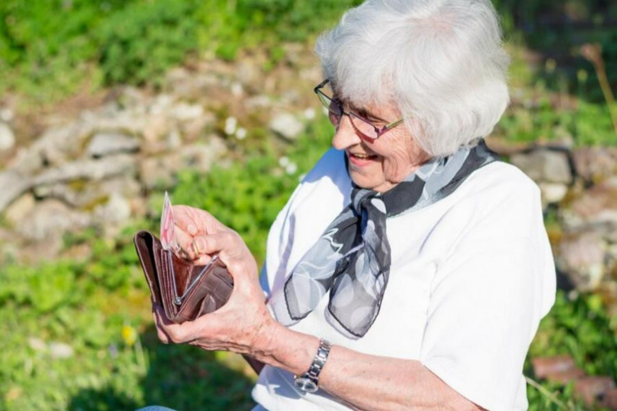 Возраст начисления к пенсии повышенной выплаты предложили снизить на пять лет
