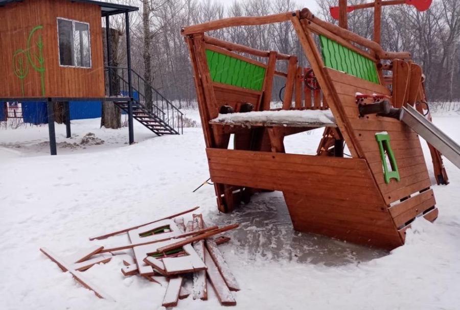 Вандалы разрушили детский игровой комплекс в Мичуринске
