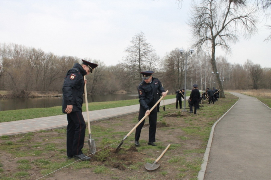 Полицейские в Мичуринске заложили Аллею памяти