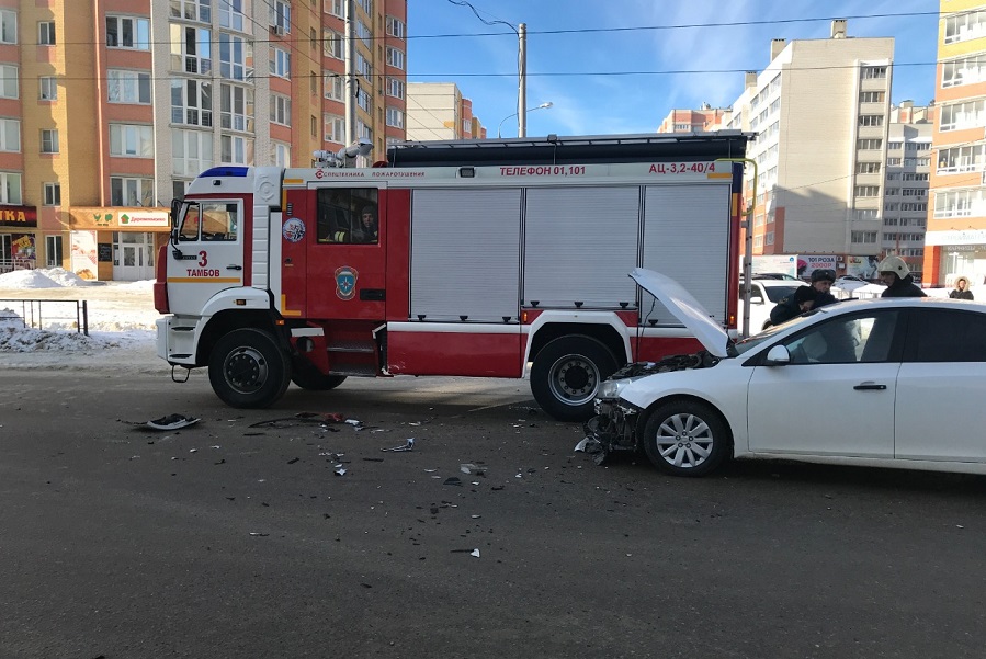 В Тамбове на перекрёстке столкнулись иномарка и пожарная машина 