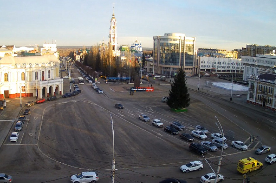 В Тамбове на площади Ленина установили 17-метровую ель