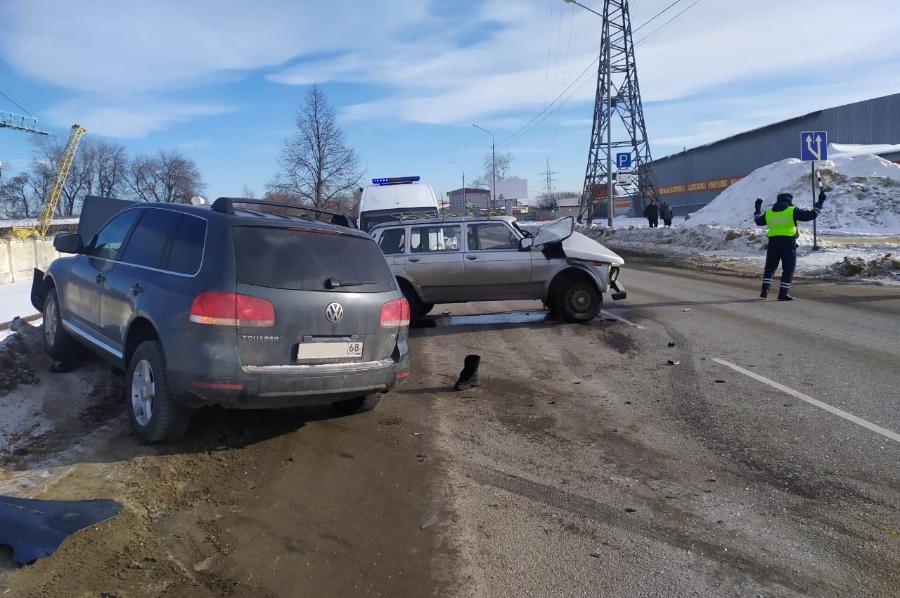 В ДТП на улице Монтажников водитель "Нивы" вылетел из авто