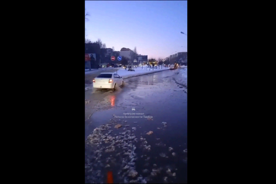 На улице Рылеева из-за аварии на водоводе образовался потоп