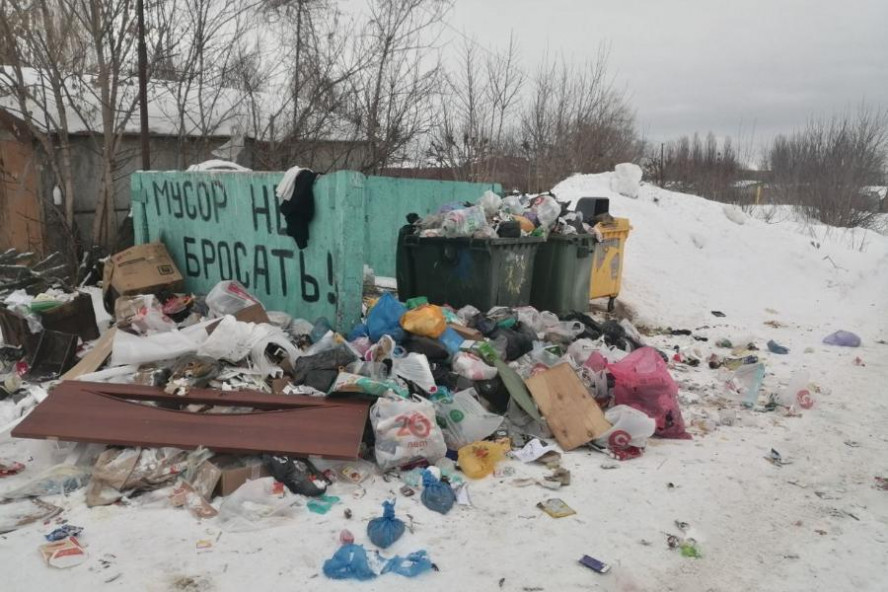 Жители Тамбова жалуются на горы мусора на площадке по улице Фабричная