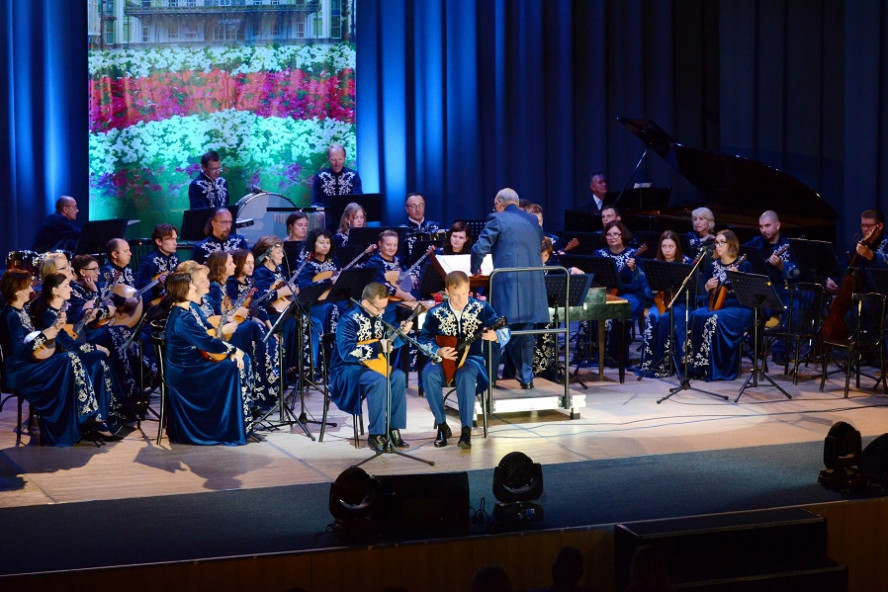 Череду музыкальных вечеров у здания филармонии продолжит оркестр "Россияне"