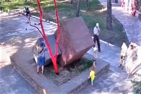 В Котовске снова испортили памятник воинам-интернационалистам