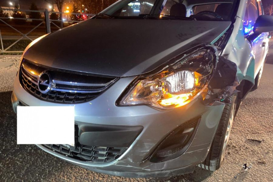 В Тамбове при столкновении "Granta" и "Mitsubishi" пострадала водитель