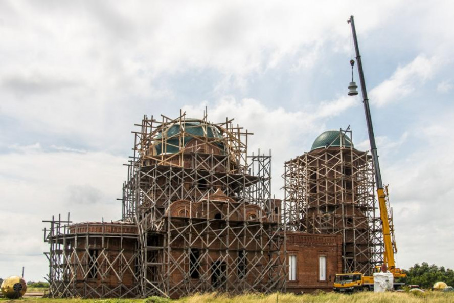 На строящийся храм в Мордовском районе возвели купола