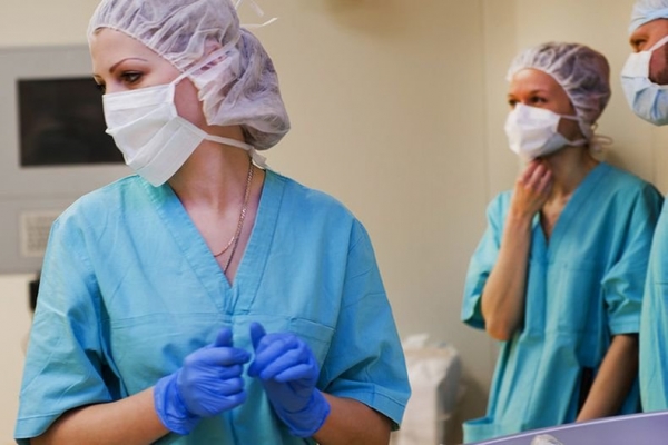 Российские больницы переходят на противоэпидемический режим работы