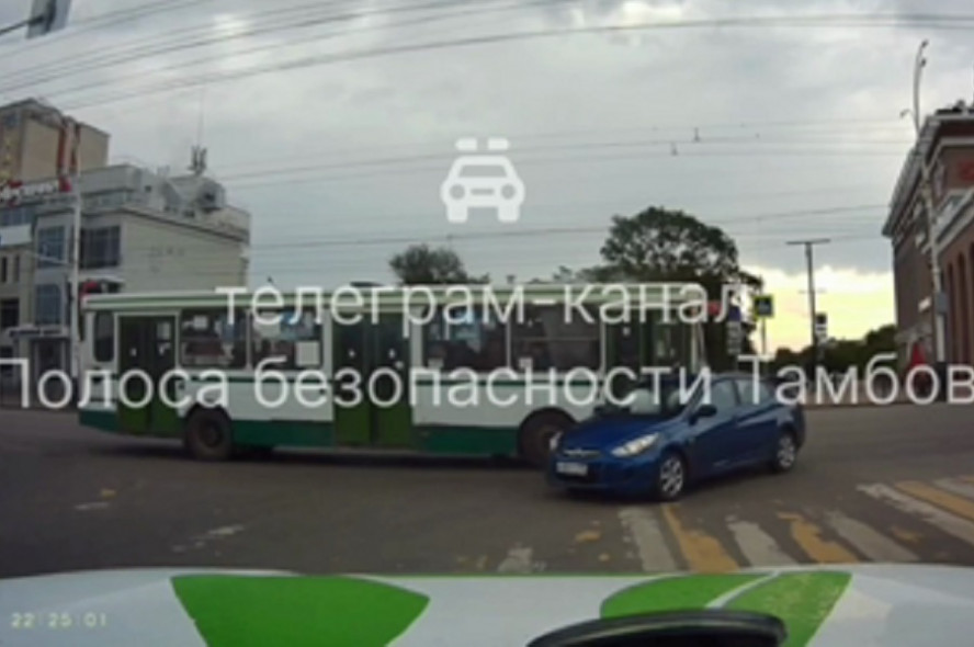 В Тамбове на Советской столкнулись иномарка и пассажирский автобус