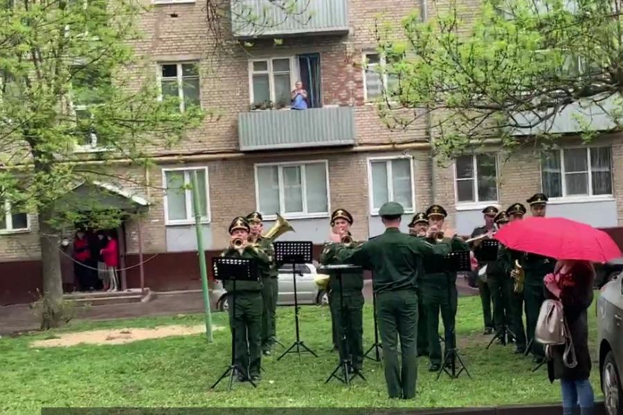 В Тамбове для ветерана Александра Боднара устроили военный парад