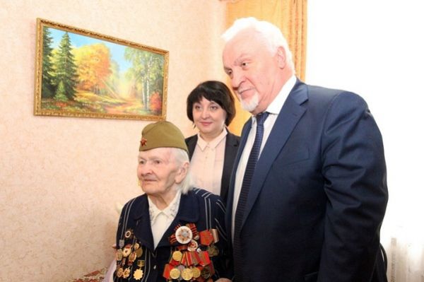 Евгений Матушкин поздравил ветеранов Дома-интерната с Днем защитника Отечества