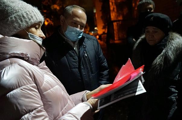 Максим Косенков встретился с жителями улицы Андреевской, обеспокоенными строительством магазина во дворе