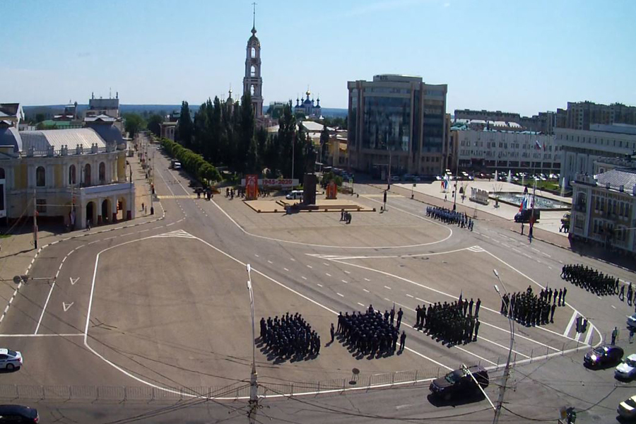 На площади Ленина репетируют торжественное прохождение войск