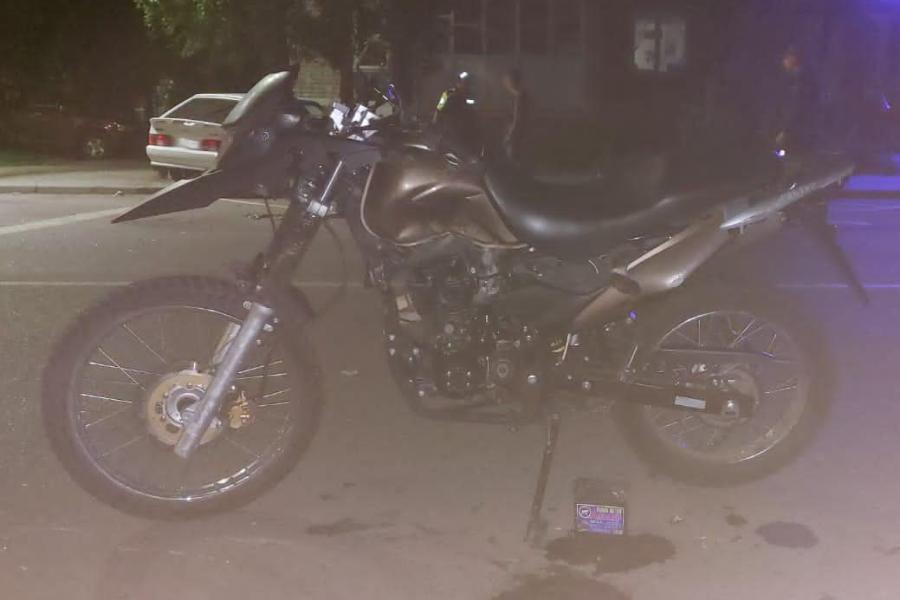 В Кирсанове легковушка сбила двух подростков на мотоцикле