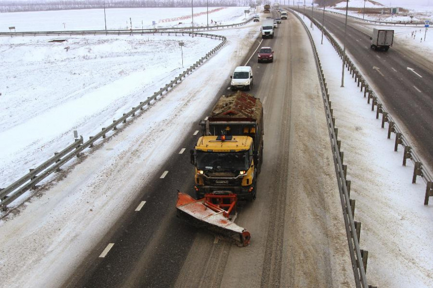 Федеральные трассы, проходящие по территории Тамбовской области, очищает от снега специальная техника