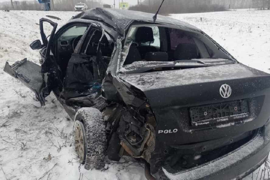 В Тамбовской области два человека пострадали при столкновении "Фольксвагена" с "КамАЗом"
