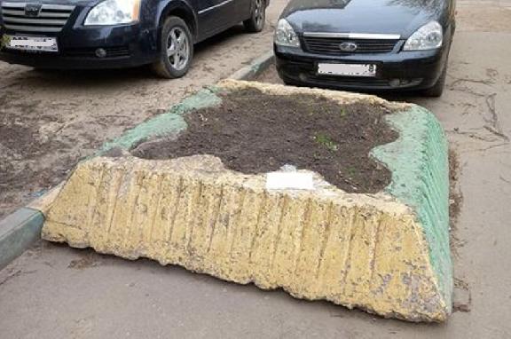 В Тамбове ищут собственника бетонного вазона на улице Мичуринской