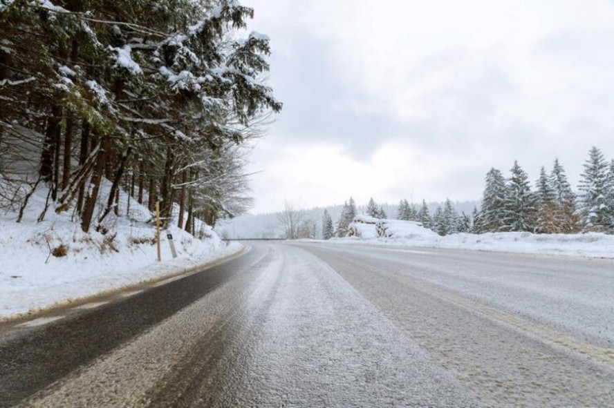 В Госавтоинспекции водителей и пешеходов предупредили об изменении дорожных условий из-за погоды