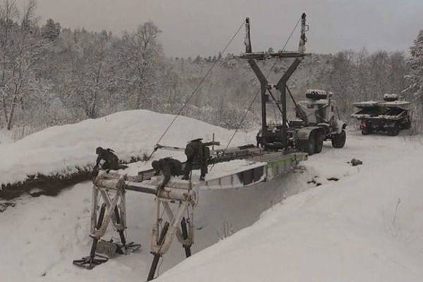 На спецучениях в Тамбовской области военные инженеры соорудили мостовую переправу