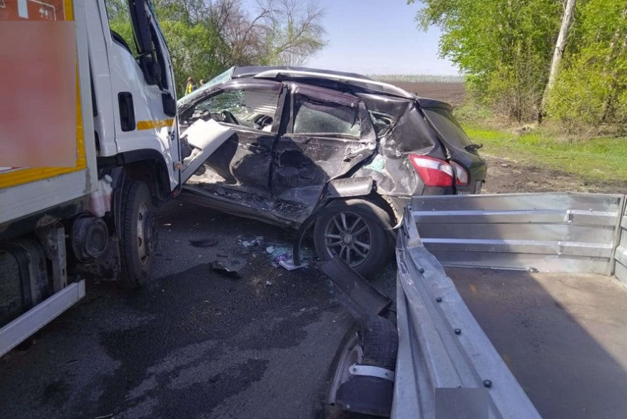 В Мордовском округе при столкновении иномарки с грузовиком пострадали три человека