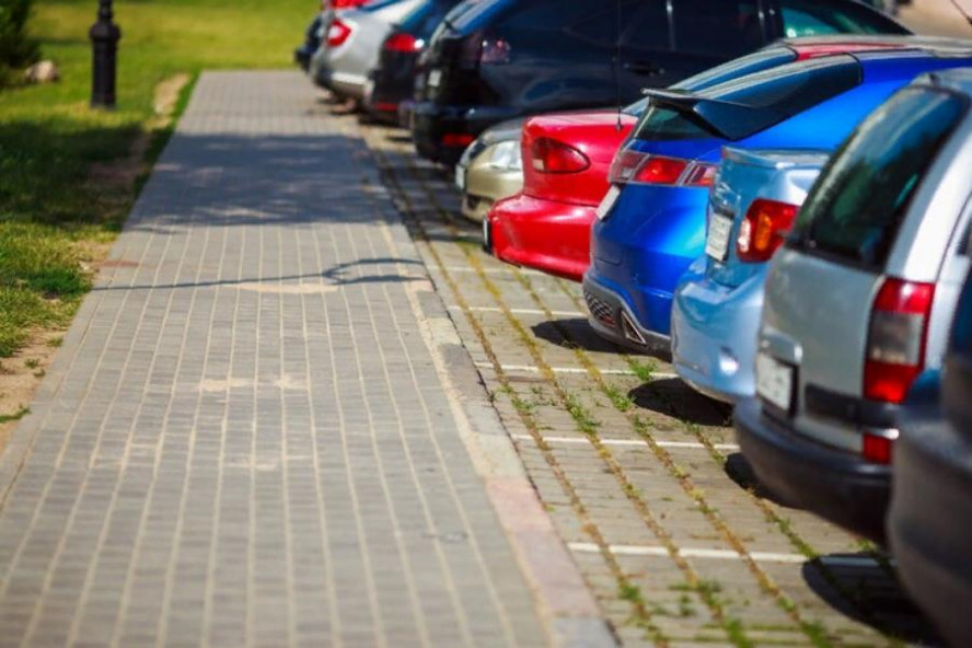 Юрист предупредила водителей о штрафах за парковку во дворах