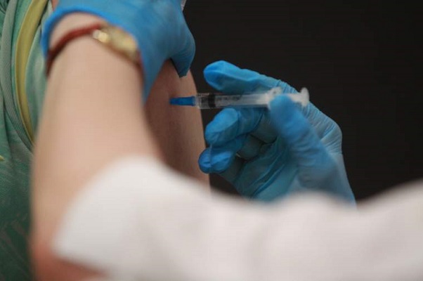 Специалисты оценили совместимость вакцин против COVID-19 и гриппа
