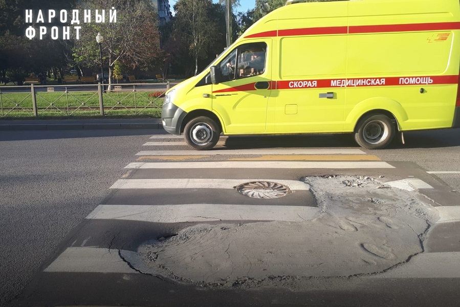 В Тамбове провал асфальта на пешеходном переходе "залепили" цементом