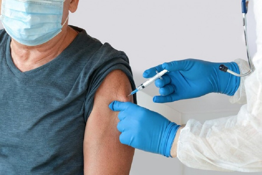 В областном госпитале ветеранов войн пенсионеров вакцинируют от гриппа