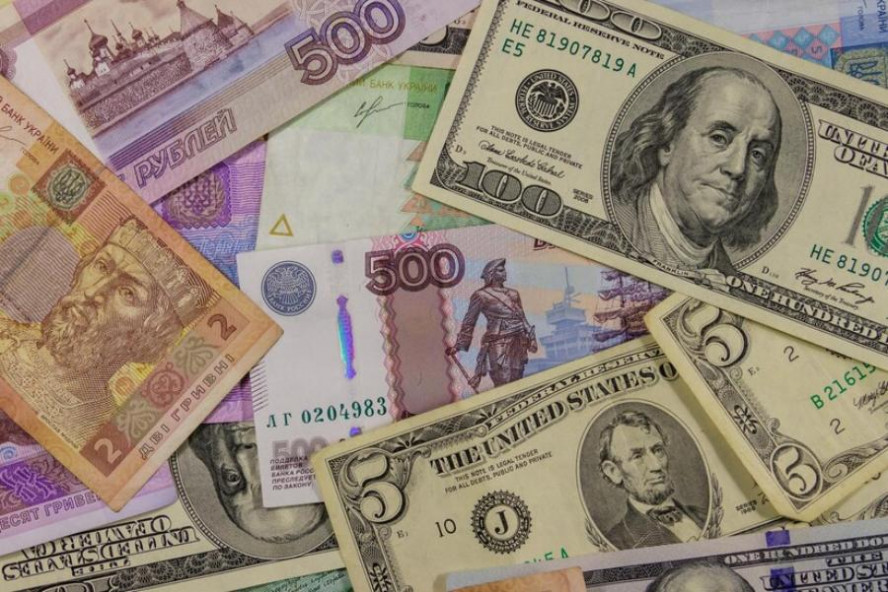 Банк России намерен продлить действие ограничений на снятие валюты
