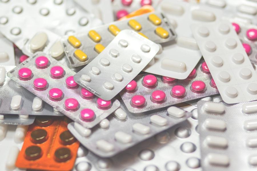 Специалист назвал срок появления в аптеках нового лекарства от COVID-19