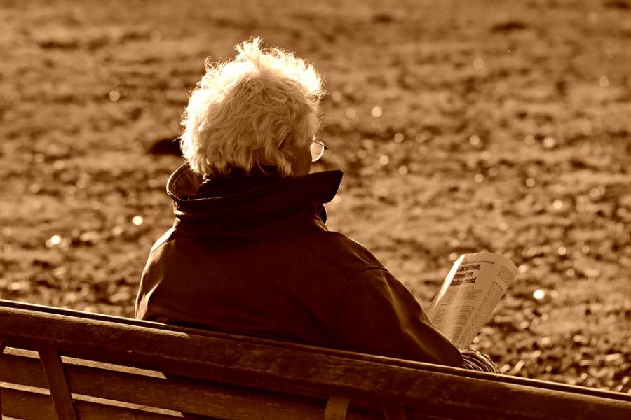 Пенсионерам могут разрешить гулять во дворе по очереди