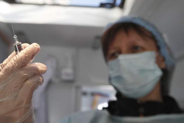 Россиян призывают привиться от коронавируса до наступления сезона гриппа