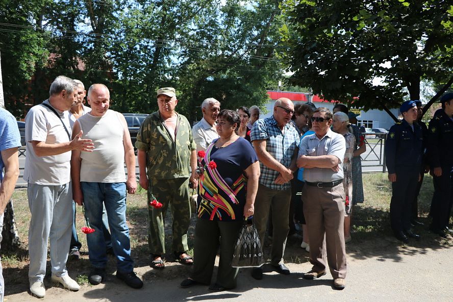 Церемония возложения цветов на месте будущего памятника в Пехотке - 1