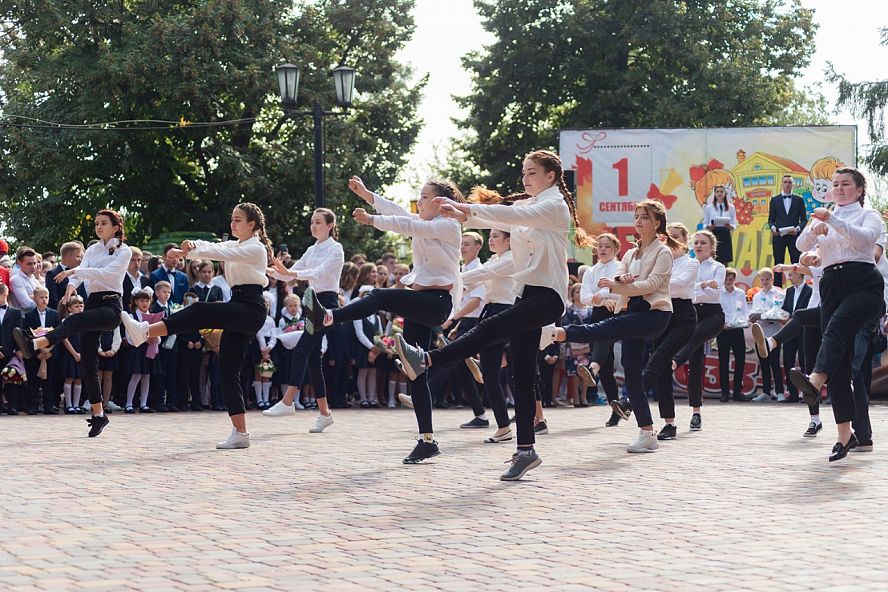 Торжественная линейка в парке культуры - 34