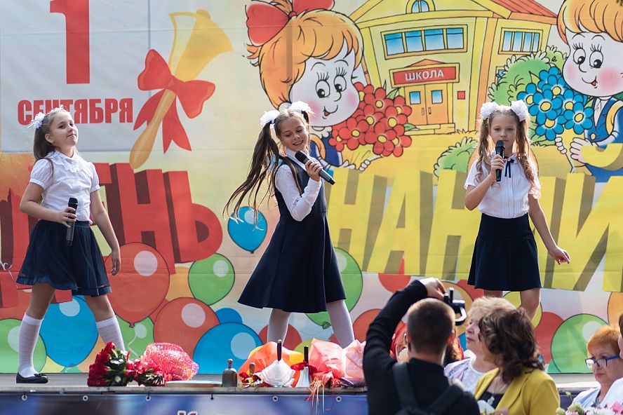 Торжественная линейка в парке культуры - 0