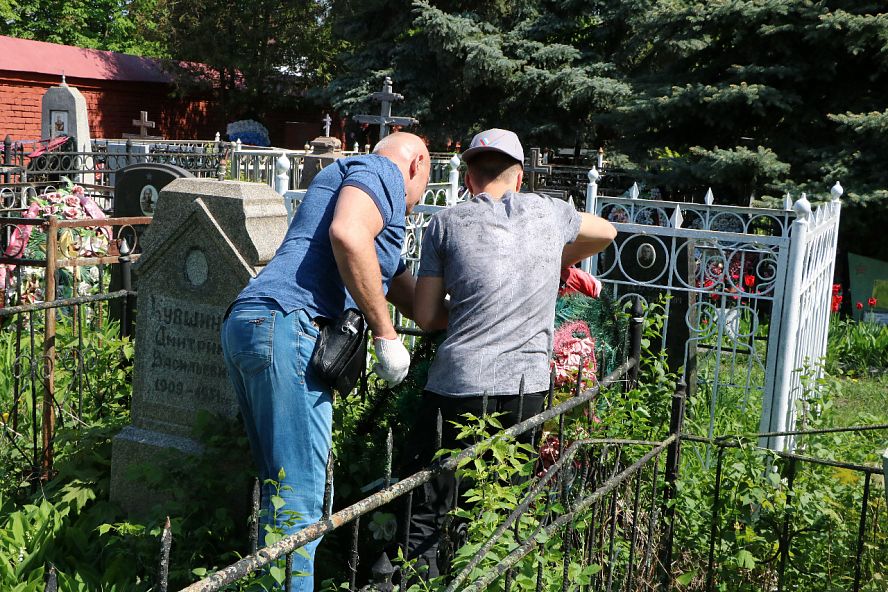 Уход за захоронениями ветеранов на Воздвиженском кладбище - 1