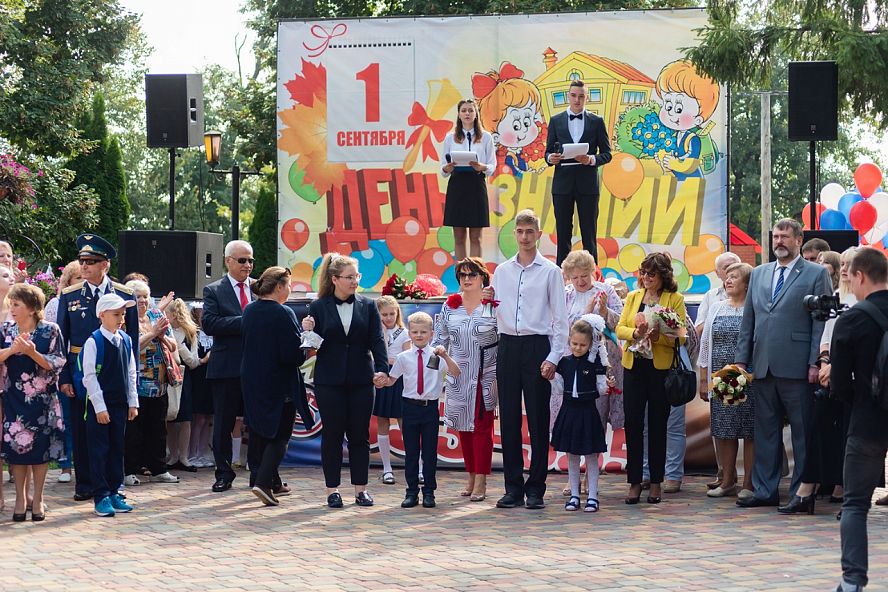Торжественная линейка в парке культуры - 13
