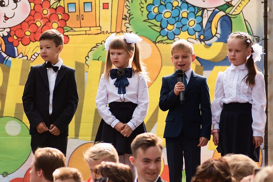Торжественная линейка в парке культуры - 32