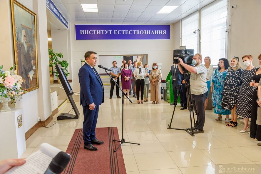 ТГУ памятник "Девушка с книгой" - 2