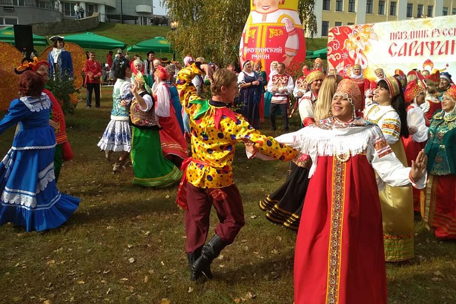 Праздник русского сарафана на Покровской ярмарке - 1