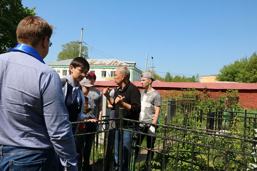 Уход за захоронениями ветеранов на Воздвиженском кладбище - 0