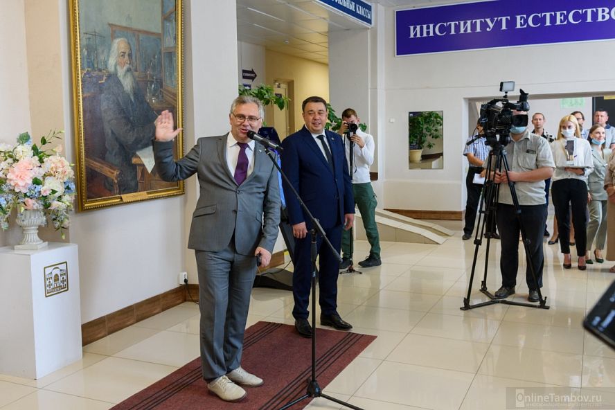 ТГУ памятник "Девушка с книгой" - 4