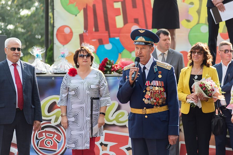 Торжественная линейка в парке культуры - 17